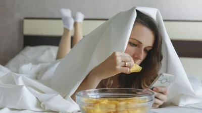 Bahaya Makan Sambil Tiduran Ternyata Bisa Memicu Kematian